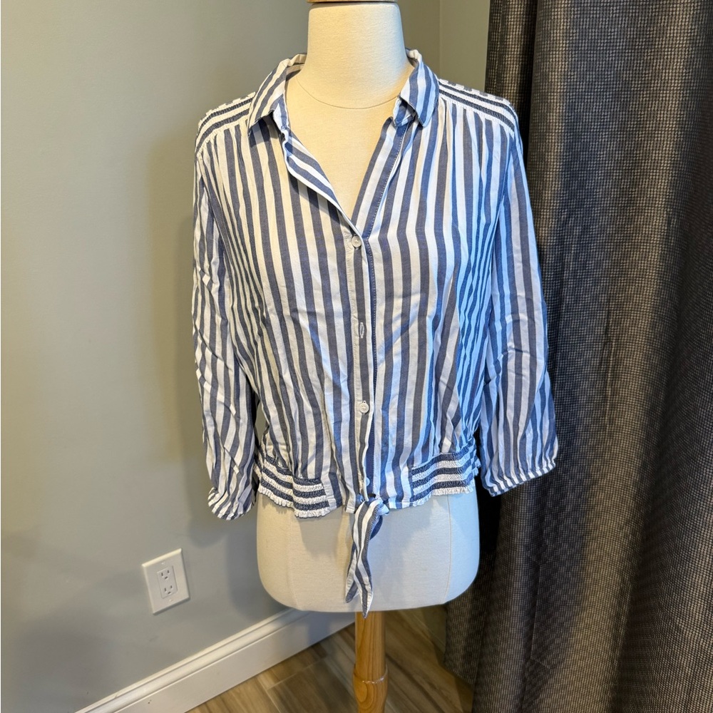 beachlunchlounge Blue and White Striped Button-Down Shirt - EUC